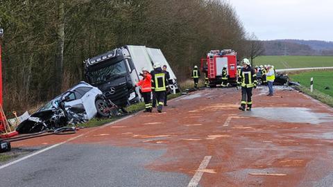 Auf der B485 bei Waldeck starben zwei Autofahrer am Donnerstagvormittag. Ein Lkw-Fahrer wurde verletzt. 