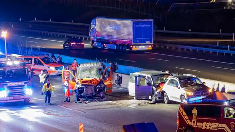 Mehrere beschädigte Autos stehen quer auf der Spur, davor und dahinter Rettungswagen und Feuerwehr.