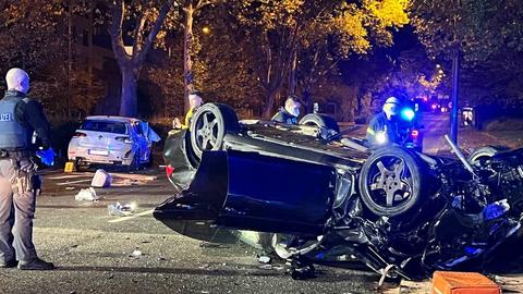 Zerstörtes Auto nach schwerem Unfall in Wiesbaden