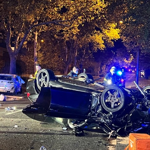 Zerstörtes Auto nach schwerem Unfall in Wiesbaden