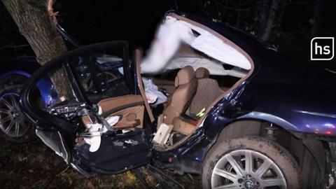 Zerstörtes Auto an einem Baumstamm nach einem tödlichen Unfall bei Wiesbaden-Klarenthal