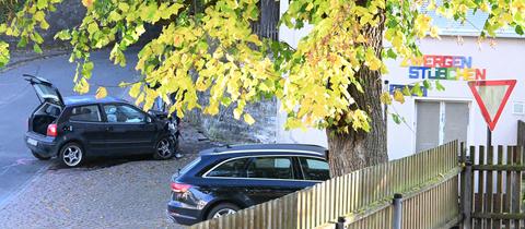 Das Unfallauto vor der Kita in Witzenhausen-Gertenbach