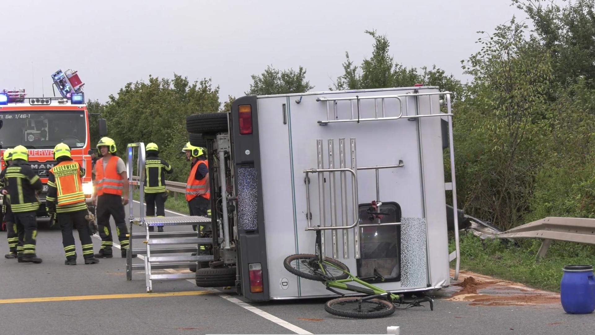 Wohnmobil kippt bei Biebesheim um, Fahrer verletzt hessenschau.de