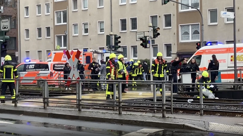 Einsatzkräfte am Unglücksort im Frankfurter Stadtteil Dornbusch