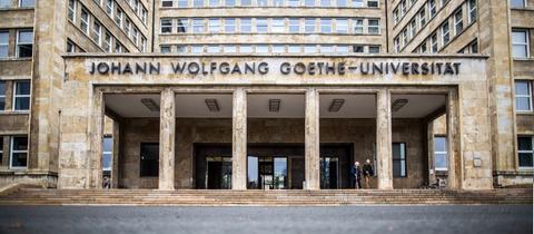 Das Hauptportal der Goethe Uni in Frankfurt. Über den Säulen steht in großen Lettern "Johann Wolfgang Goethe-Universität".