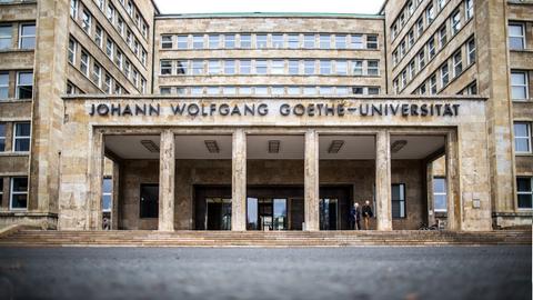 Das Hauptportal der Goethe Uni in Frankfurt. Über den Säulen steht in großen Lettern "Johann Wolfgang Goethe-Universität".