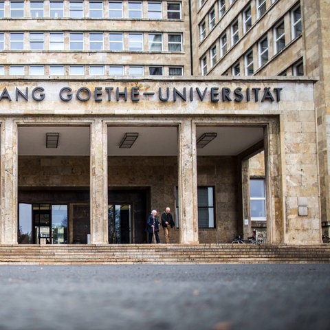 Das Hauptportal der Goethe Uni in Frankfurt. Über den Säulen steht in großen Lettern "Johann Wolfgang Goethe-Universität".