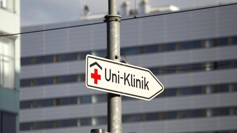Ein Verkehrsschild mit der Aufschrift "Uni-Klinik".