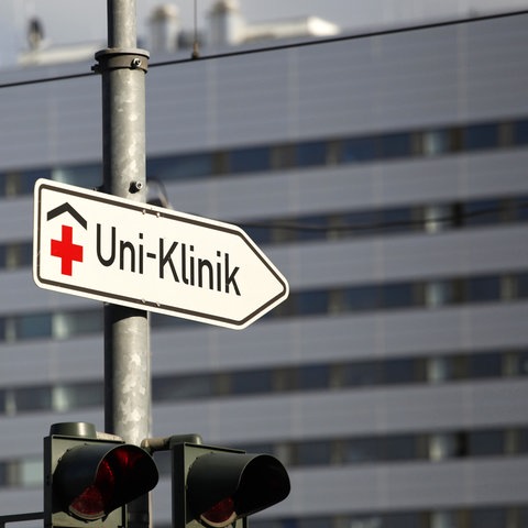 Ein Verkehrsschild mit der Aufschrift "Uni-Klinik".