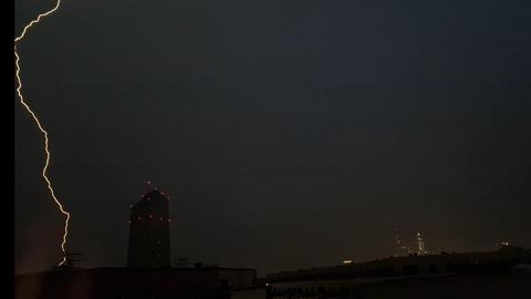 Ein Blitz über Frankfurt, rechts daneben ist die Europäische Zentrahlbank (EZB) zu sehen. 