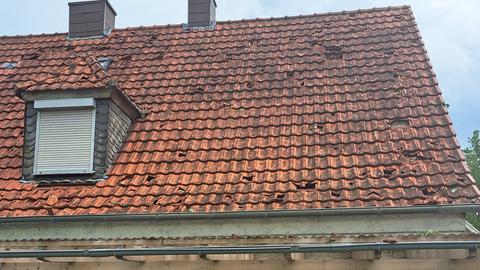 Der Hagel hat deutliche Spuren auf dem Dach von Vanessa Holzapfel aus Edertal hinterlassen. 