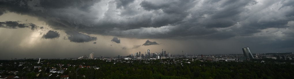 Die Unwetterfront am Donnerstag über der Frankfurter Skyline hat dpa-Fotograf Arne Dedert festgehalten.