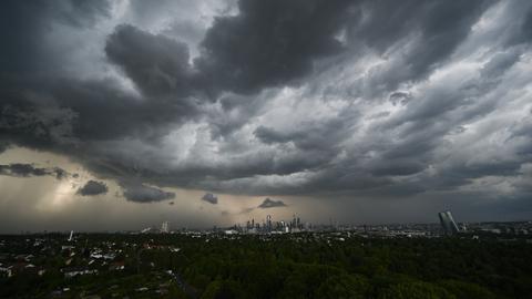 Die Unwetterfront am Donnerstag über der Frankfurter Skyline hat dpa-Fotograf Arne Dedert festgehalten.