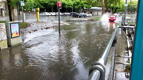 Überschwemmte Eckenheimer Landstraße in Frankfurt