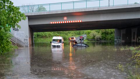 Ein Auto und ein Transporter sind in Frankfurt in einer überfluteten Unterführung stecken geblieben.
