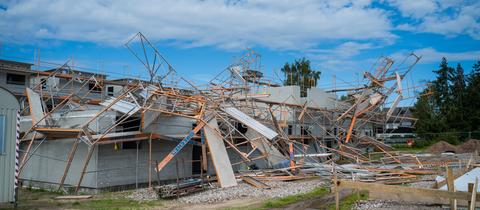 Umgestürztes und verwehtes Baugerüst in einem Neubaugebiet in Messel (Darmstadt-Dieburg) nach einem Unwetter