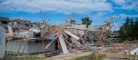 Umgestürztes und verwehtes Baugerüst in einem Neubaugebiet in Messel (Darmstadt-Dieburg) nach einem Unwetter