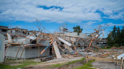 Umgestürztes und verwehtes Baugerüst in einem Neubaugebiet in Messel (Darmstadt-Dieburg) nach einem Unwetter