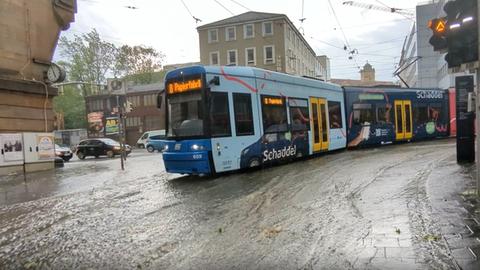 Straßenbahn in Kassel fährt auf überfluteter Straße