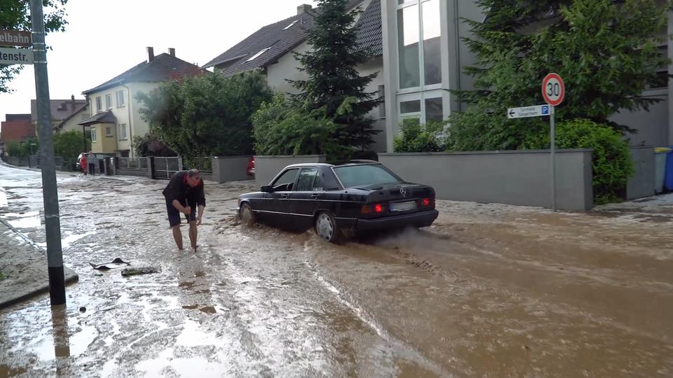 Starkregen, Hagel, gesperrte Straßen: Heftige Unwetter ziehen über Teile von Hessen