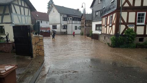 Dorfstraße unter Wasser