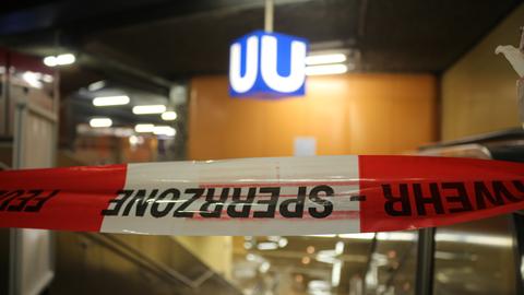 Eine U-Bahn-Station in Frankfurt-Sachsenhausen steht unter Wasser.