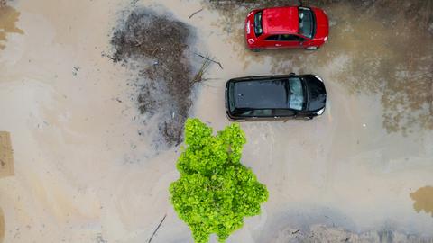 Autos stehen auf einem überschwemmten Parkplatz (Luftaufnahme mit einer Drohne).