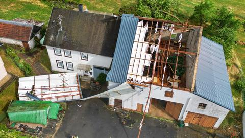 Bei einem Haus mit Scheune wurde das Dach abgedeckt. Aufnahme aus der Luft.