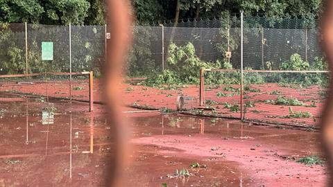 Unwetterspuren auf einem Tennisplatz in Hattersheim-Okriftel