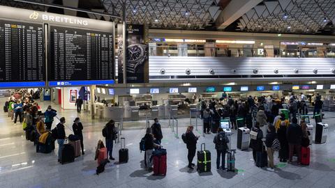 Passagiere stehen am Check-in  von Singapore Airlines.