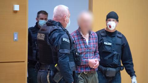 Der Vater des Attentäters von Hanau im Oktober 2021 vor Gericht.