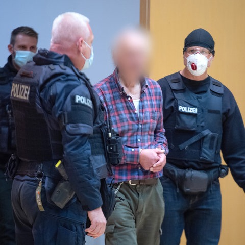 Der Vater des Attentäters von Hanau im Oktober 2021 vor Gericht.