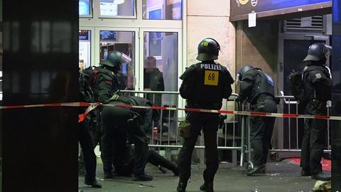 Polizisten in der Silvesternacht am Frankfurter Club Velvet.