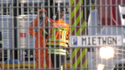 Feuerwehrleute in Schutzanzügen bei Gefahrgut-Unfall in Darmstadt