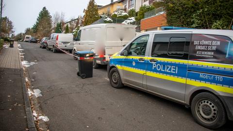 Polizeiwagen steht vor abgesperrtem Gehweg 