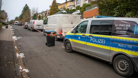 Polizeiwagen steht vor abgesperrtem Gehweg 