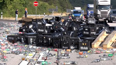 Getränkekisten auf Autobahn