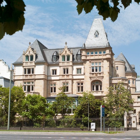 Die Villa Kennedy in Frankfurt-Sachsenhausen in der Außenansicht.