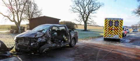 Unfall am frühen Morgen: Auf glatter Fahrbahn und bei starkem Wind kam ein Pickup auf der B275 ins Schleudern, prallte gegen einen Baum und dann in den Graben.