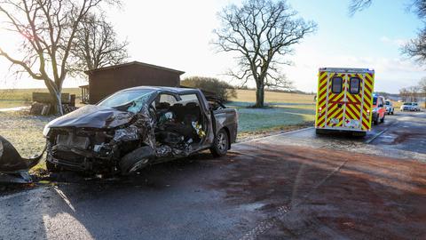 Unfall am frühen Morgen: Auf glatter Fahrbahn und bei starkem Wind kam ein Pickup auf der B275 ins Schleudern, prallte gegen einen Baum und dann in den Graben.