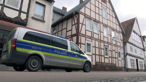 Polizeiauto vor Haus in Volkmarsen