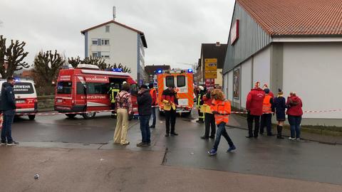 In Volkmarsen ist ein Auto in die Menge des Rosenmontagszugs gefahren.