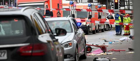 Rettungsfahrzeuge und Täterauto am Tatort in Volkmarsen