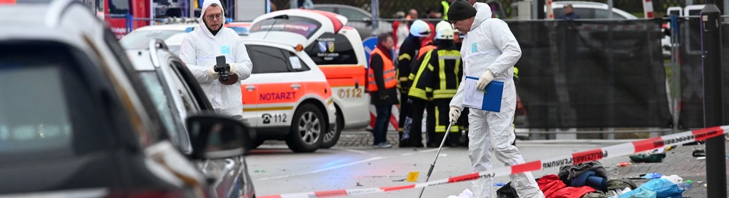 Einsatzkräfte nehmen in Volkmarsen Spuren an der Unfallstelle auf. 