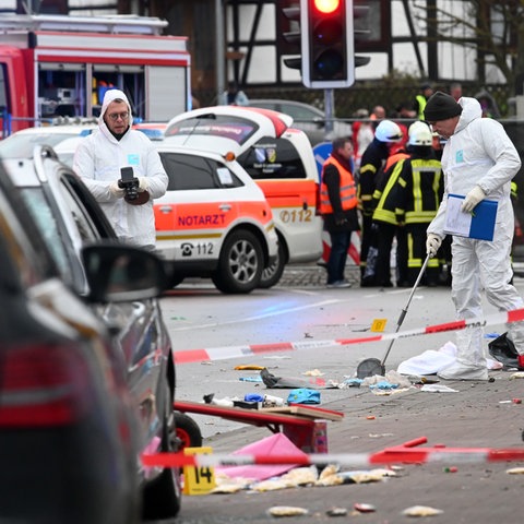 Einsatzkräfte nehmen in Volkmarsen Spuren an der Unfallstelle auf. 