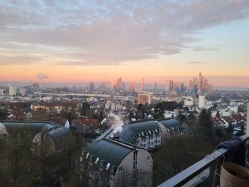 Vollmond über Häusern von Frankfurt