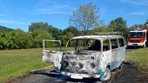 Ausgebrannter, alter VW-Bus
