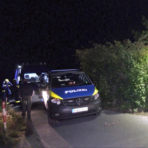 Polizei leuchtet Grundstück aus, auf dem Durchsuchungen stattfinden
