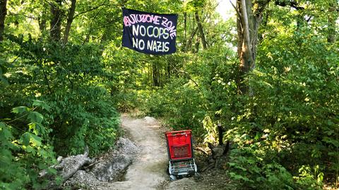 Banner im Fechenheimer Wald Aufschrift: Autonome Zone, No Cops, No Nazis