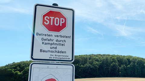 Ein Schild warnt vor dem Betreten des Rauschenbergs wegen Blindgängern und  Baumschäden